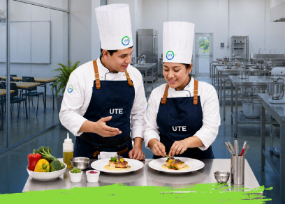 Estudiantes de Gastronomía de la Universidad UTE preparando platos gourmet en cocinas profesionales de Quito.