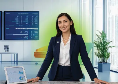 Profesional cursando una Maestría en Administración en la Universidad UTE desarrollando estrategias de liderazgo y gestión empresarial en un entorno corporativo.