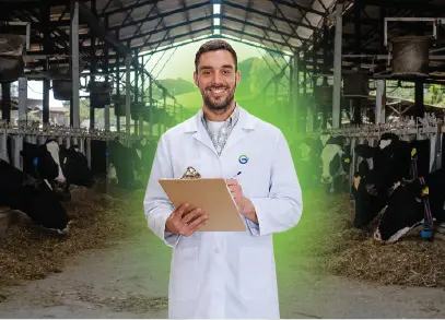 Profesional de la Maestría en Producción Animal de la Universidad UTE realizando evaluación técnica en una unidad pecuaria.