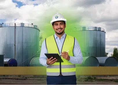 Profesional de una Maestría en Ingeniería de la Universidad UTE supervisando procesos industriales mediante herramientas digitales.